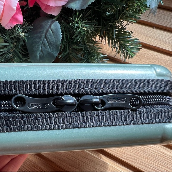 💚 RIMOWA💚 Mint Pearly Mini Travel Case - Picture 7 of 10